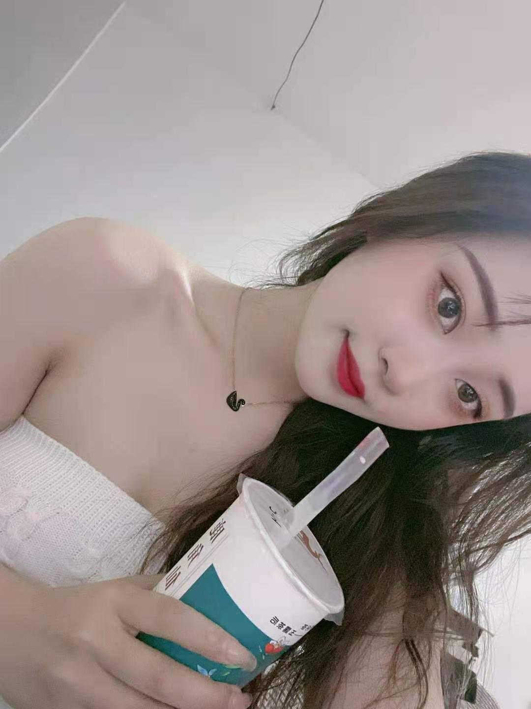 天津朋友己体验介绍过来的兼职美女，超配合超粉嫩多水，性感苗条身材