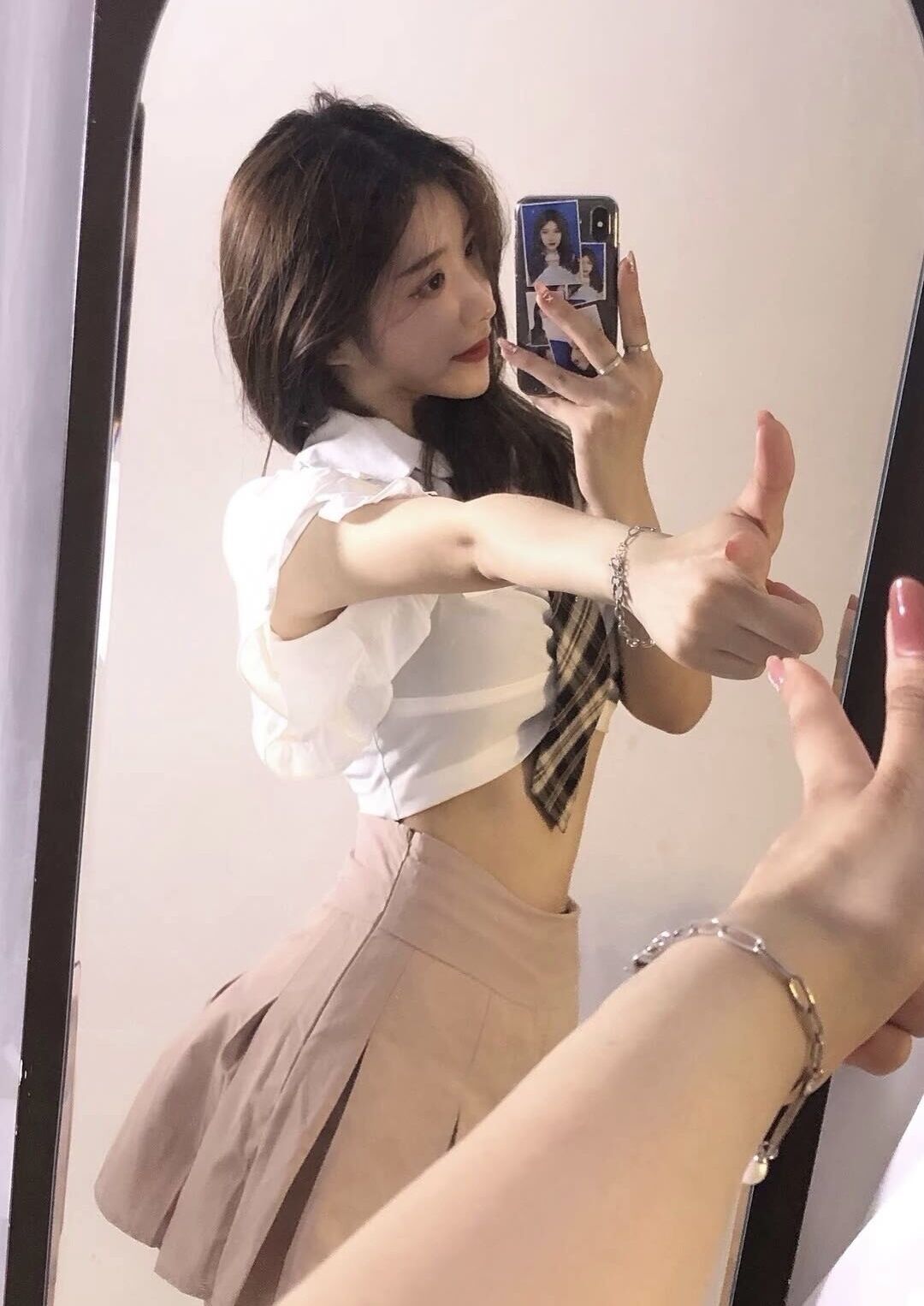 极品嫩妹，粉嫩奔放s身材